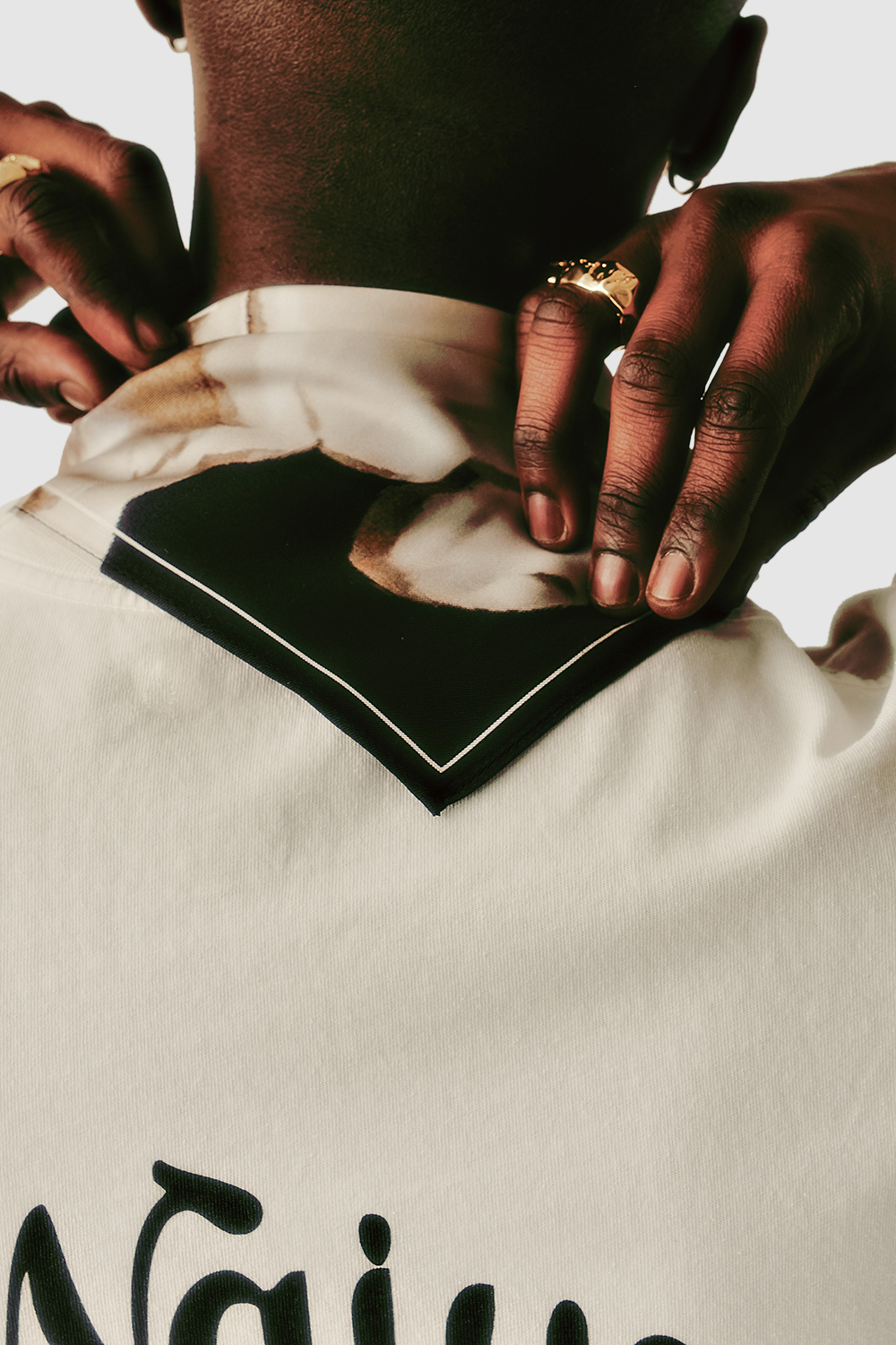 תמונת כל הלוק של מטפחת משי